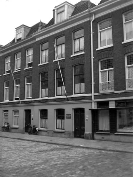 Vlak na de oorlog nam Harmsen de ambtenaren van Provinciale Waterstaat gastvrij op in dit pand. De foto is waarschijnlijk gemaakt tussen 1946 en 1952.