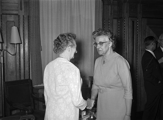 Ambtsjubileum en afscheid van mevrouw Stegeman aan het Korte Voorhout 1. Rechts vermoedelijk gedeputeerde mr. Chr. A. de Ruyter-de Zeeuw.