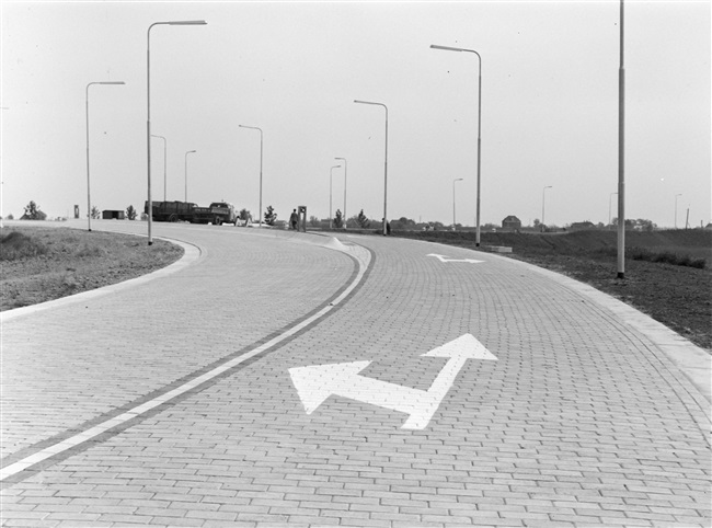 Kruising in de provinciale weg nr. 29, Lekdijk, in Bergambacht