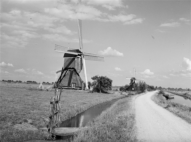 De Westmolen en de Oostmolen in Gorinchem, 1949