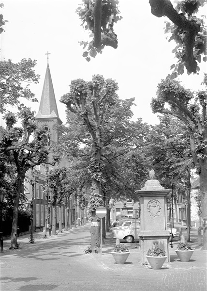 De Voorstraat met rechts de waterpomp op het Lindeplein.