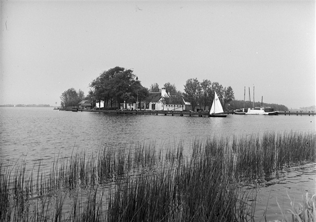 De Kaagsociëteit met restaurant. De Kaagsociëteit is het gebouw van de Koninklijke Watersportvereniging 'De Kaag', opgericht in 1910.