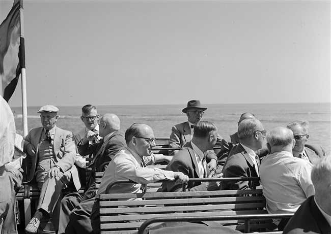 De Provinciale Staten op excursie naar Rotterdam, de Brielse Maas en de Deltawerken, bij de monding van het Haringvliet.