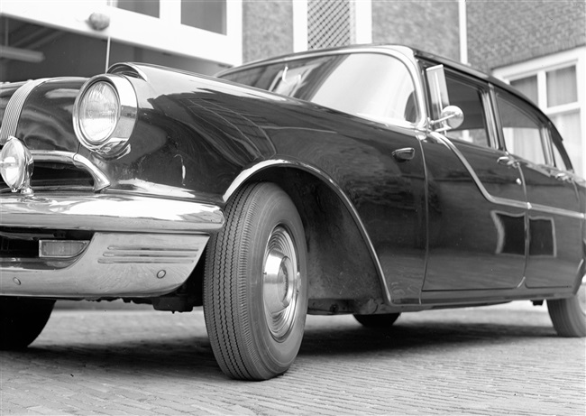 Een dienstauto van de provincie Zuid-Holland voor de garage aan de Schouwburgstraat. De foto van de Pontiac werd gebruikt in het verslag van de eerste provinciale Verkeersdag.