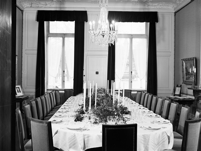 Een gedekte tafel ter gelegenheid van het bezoek van koningin Juliana en prins Bernhard aan Den Haag. Het diner vond plaats in het gebouw aan het Korte Voorhout 1, waar het Provinciaal Bestuur van Zuid-Holland was gehuisvest.