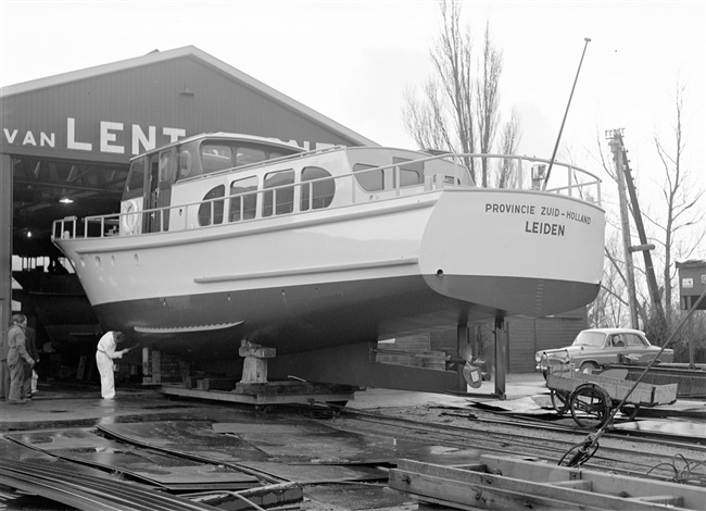 Motorjacht Provincie Zuid-Holland op werf in Kaag, 1961