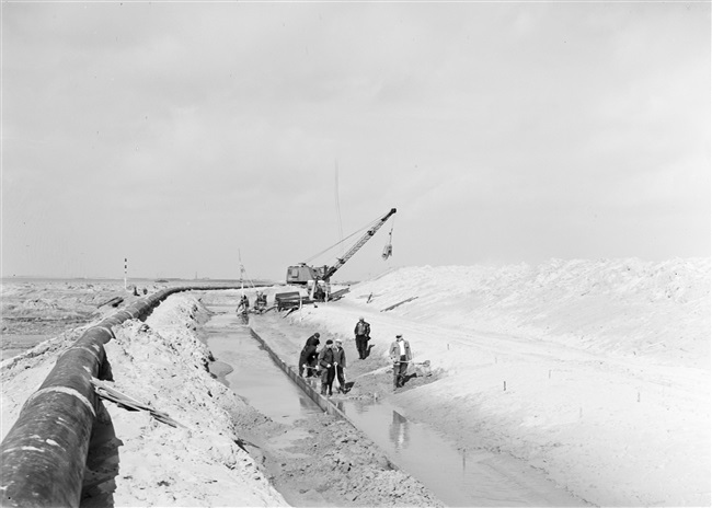 Dijkbouw bij Galathese haven op Goeree-Overflakkee, 1953