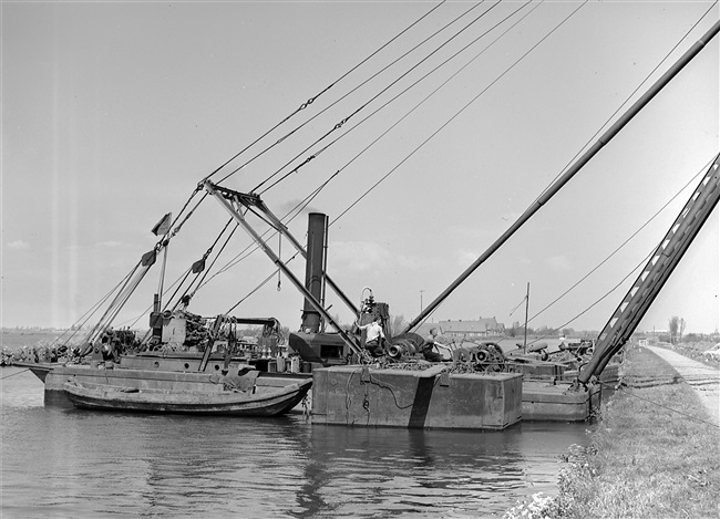 Aanleg S25/N207 met een drijvende bok in de Gouwe, 1955