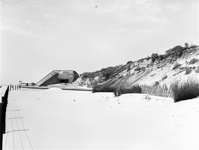 Duitse bunker in de duinen van Nieuw-Helvoet, 1953