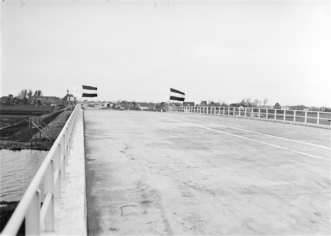 Opening van de Drechtbrug (N207) over de Drecht bij Leimuiden.