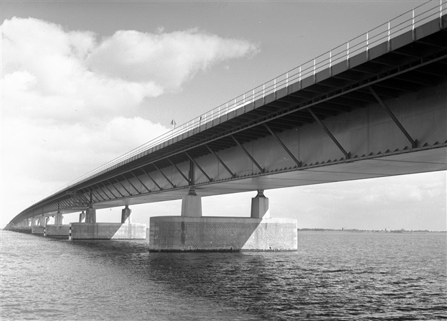 De nieuwe Haringvlietbrug over het Haringvliet