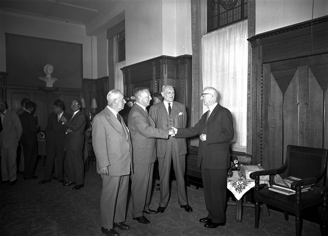 Ambtsjubileum van de heer Ormel, medewerker van de provincie Zuid-Holland, in het gebouw aan het Korte Voorhout 1.