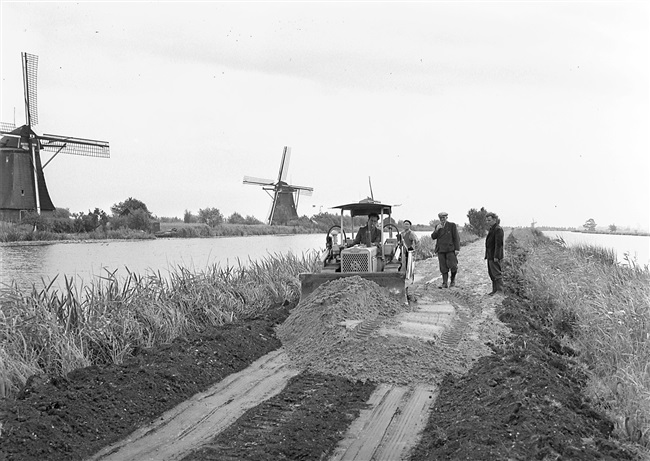 Aanleg van fietspad in Kinderdijk, 1959
