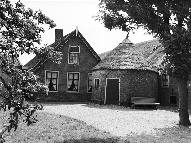 Een boerderij met een bakhuis in Weipoort bij Zoeterwoude.