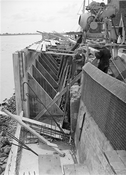 Bouw van een betonnen waterkeringsmuur in Lekkerkerk, 1957