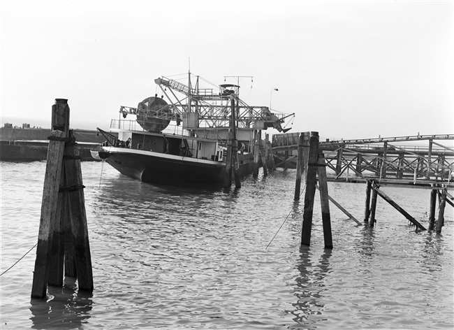 De dijk bij de Hoek van Sint Jacob op Goeree-Overflakkee wordt hersteld na de watersnoodramp van 1 februari 1953. Zand en water worden via een buis geperst naar de plek waar een nieuw dijklichaam wordt opgespoten.