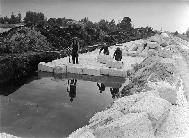 Aanleg S30/N210 met houtvezelbalen bij Bergambacht, 1956