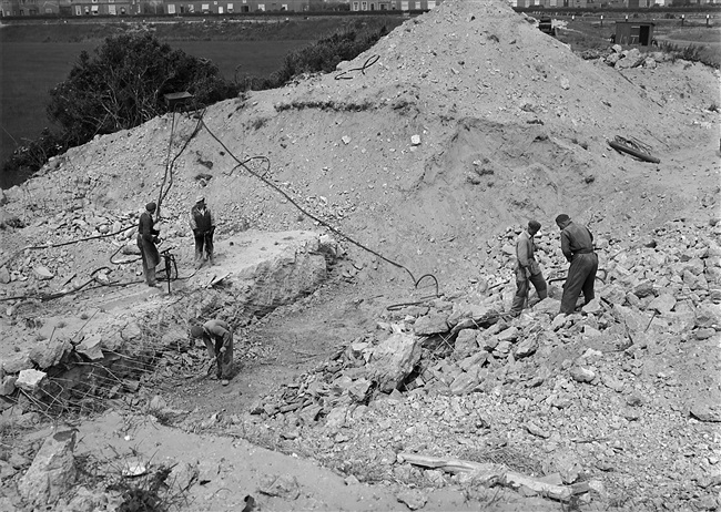 Slopen van bunkers bij de haven van Goedereede, 1955