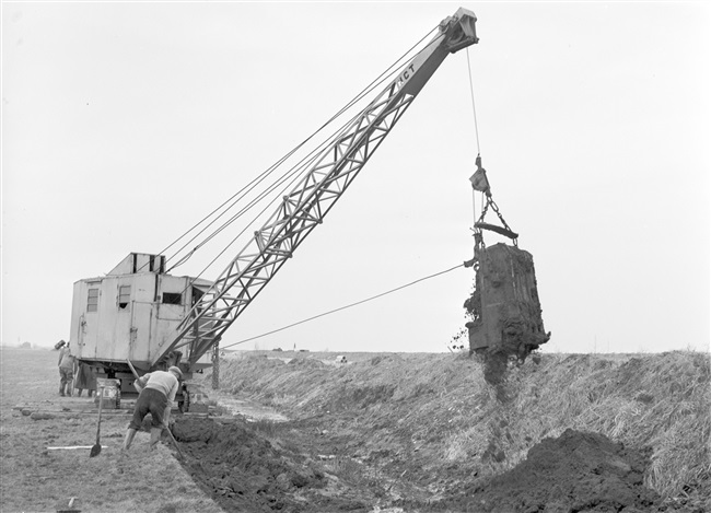 Met een dragline wordt grond verplaatst bij de aanleg van de weg op palen, tussen Boskoop en Alphen aan den Rijn.