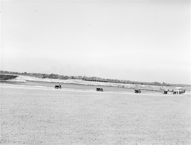 Dijkherstel bij Elftplaat, na de watersnoodramp van 1 februari 1953.