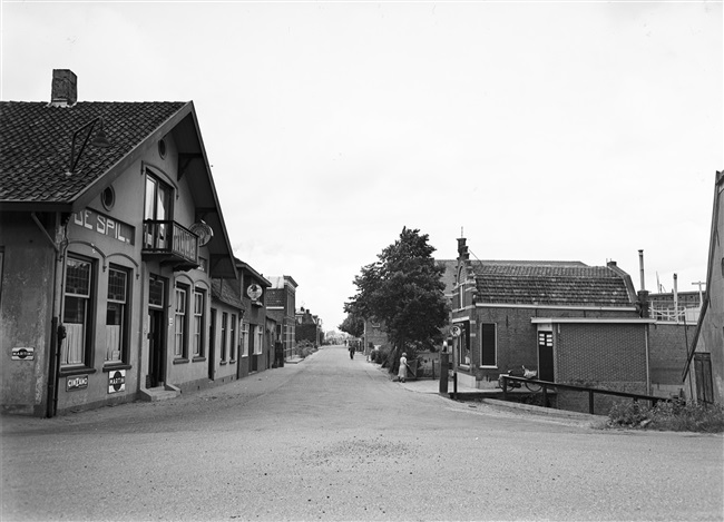 De Brugweg gezien vanaf de Gouderaksedijk (oude situatie)