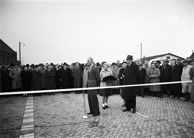 Hoofdingenieur G. Terluin van de Provinciale Waterstaat in Zuid-Holland houdt een toespraak bij de opening van de Drechtbrug (N207).