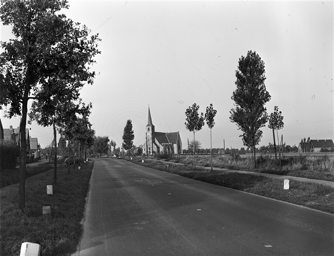 Groene Kruisweg/N492 en Dorpskerk in Poortugaal, 1948