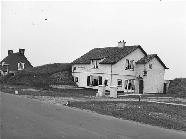 Bunkerwoning aan de Noordlandseweg in 's-Gravenzande, 1950