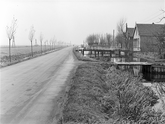 De Goudseweg in het buurtschap Stolwijkersluis, 1947