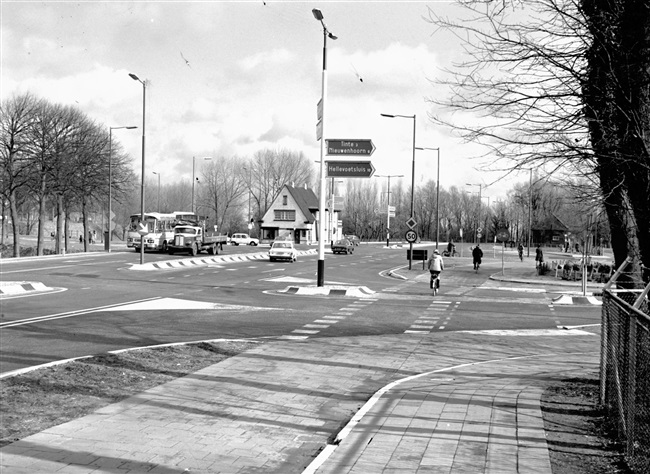 S32, Schrijversdijk (huidige N218) aansluiting met de G.J. van den Boogerdweg. Links bij het witte huis de Pieter van der Wallendam.