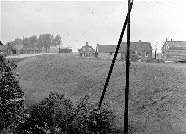 De nieuwe hoofdwaterkering in 's-Gravendeel, 1961