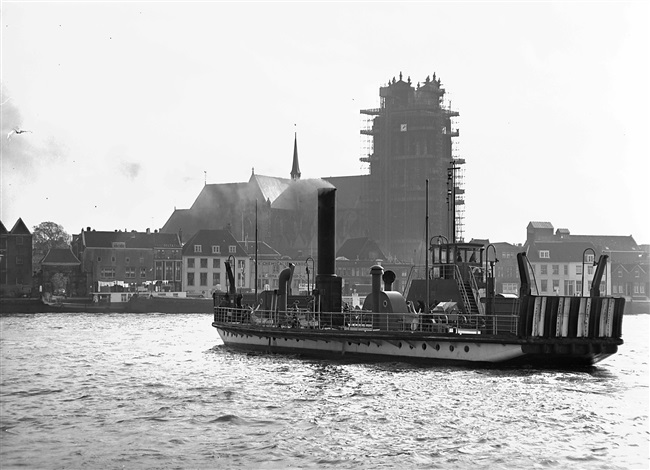 Veerpont bij Dordrecht op de Oude Maas, 1961