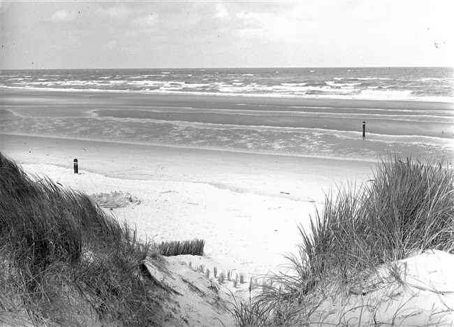 Het strand van Ouddorp. De provincie Zuid-Holland maakt stranden beter bereikbaar door het aanleggen of verbeteren van wegen ernaartoe.