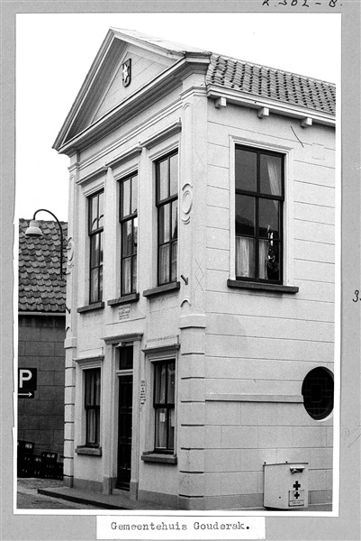 Gemeentehuis aan de Dorpsstraat in Gouderak, 1962