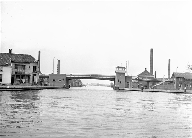 De vernieuwde 's-Molenaarsbrug over de Heimanswetering, een dubbele basculebrug met een doorvaartwijdte van 23 m.