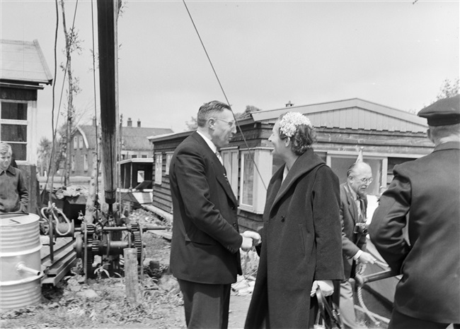 Martien van der Weijden, burgemeester van Nieuwkoop, heet de Statenleden welkom tijdens een excursie van de Provinciale Staten.