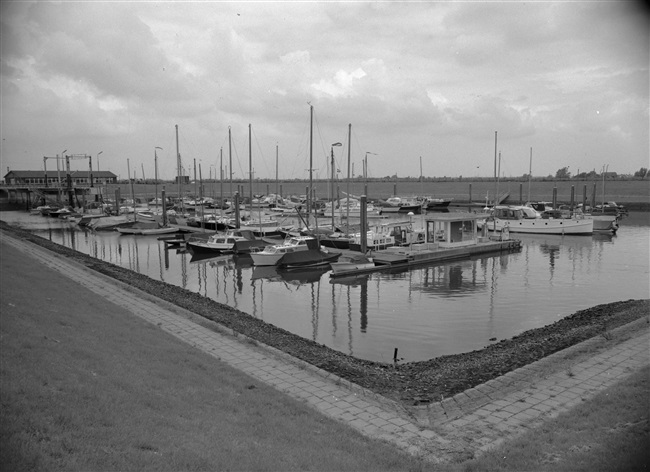 Recreatieschap de Oude Maas met een binnendijkse haven.