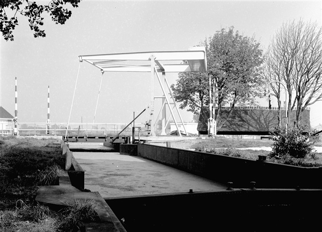 Sluis met ophaalbrug