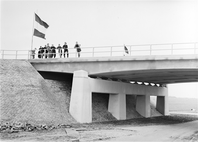 Opening van de Drechtbrug (N207) over de Drecht bij Leimuiden.