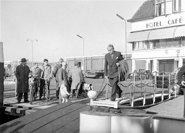 Jan Klaasesz gaat aan boord van veerpont De Hoorn, 1961