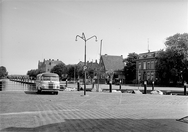 De Oostkade met vooraan de Bierkade aan de haven