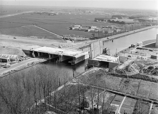Bouw van de Zijlbrug in Leiden, 1967