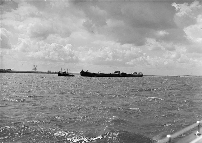 Het Hollandsch Diep met rechts aan de horizon de Moerdijkbrug.