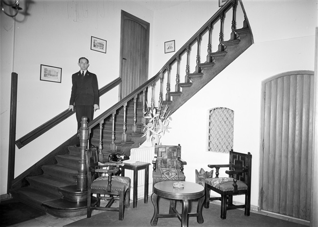 Hal in het gebouw aan het Korte Voorhout 1. Vanaf juni 1945 waren in dit pand het Provinciaal Bestuur en de griffier gehuisvest.