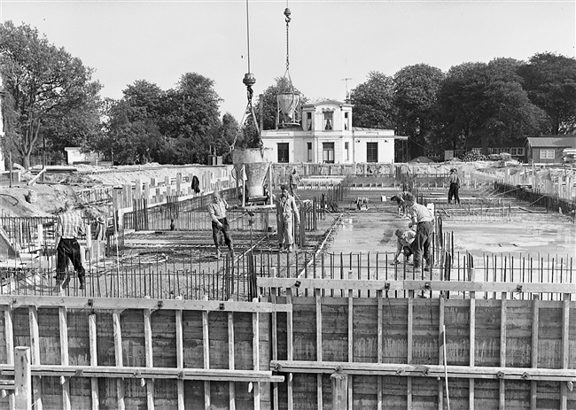 Betonstorters storten souterrainvloer provinciehuis, 1959