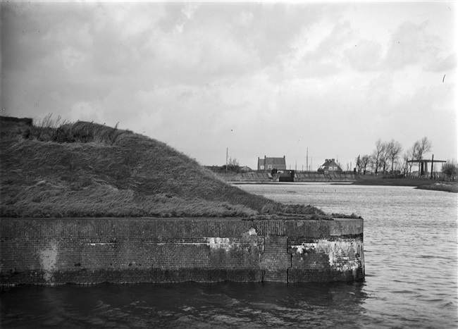 De kademuur van het fort