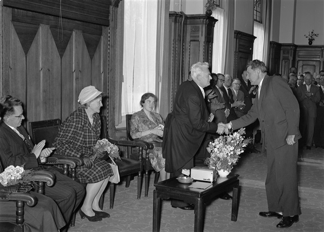 De heer A.M.J Deelman neemt afscheid als bureauchef van de afdeling Hoofdbureau van de Provinciale Waterstaat, aan het Korte Voorhout 1.