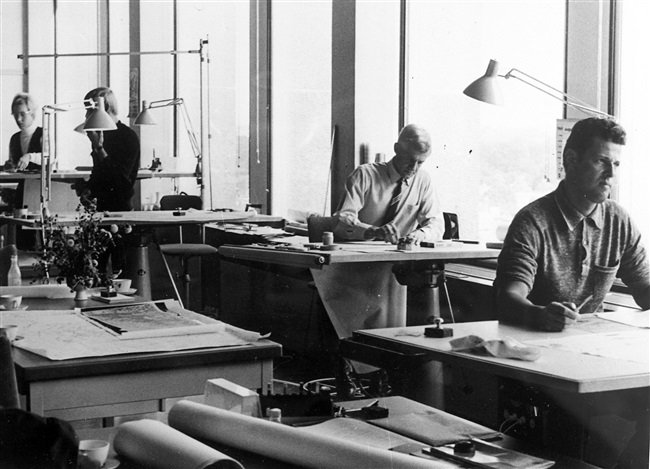 Kantoor van de Provinciale Waterstaat of de Provinciale Planologische Dienst in Zuid-Holland. De foto is gemaakt tussen 1950 en 1969.