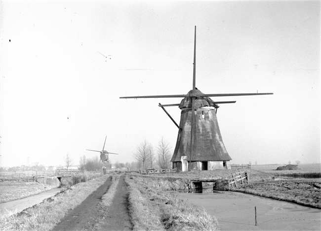 Achtkante Molen en Kleine Molen in Streefkerk, 1968