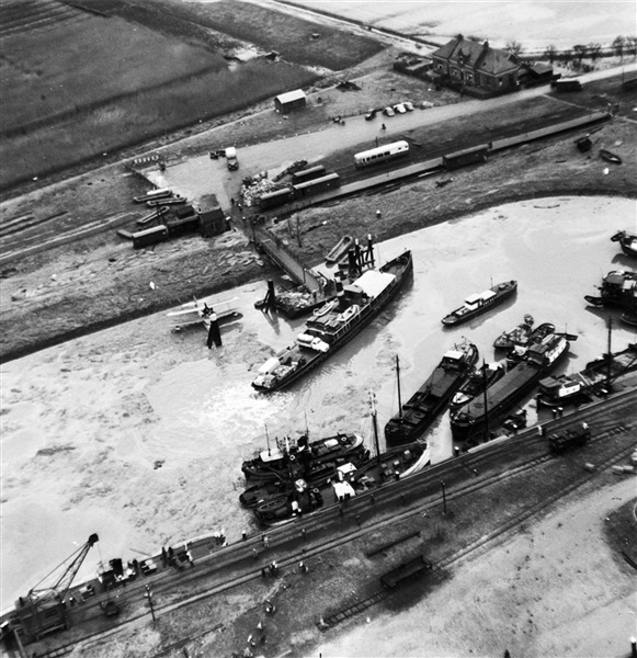 De Watersnoodramp van 1953. Een dijk is doorgebroken bij Middelharnis-Havenhoofd op Goeree-Overflakkee. Foto Rijkswaterstaat.